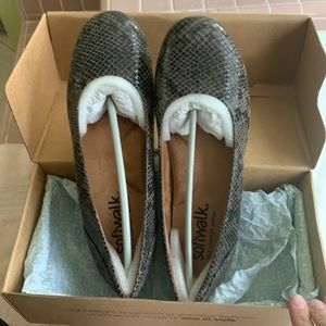 Grey faux snakeskin print softwalk shoes size 8.